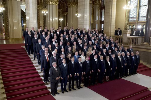Ti loptok el egy teljes országot - Ti is megszívjátok! - elkezdődött a végjátszma!