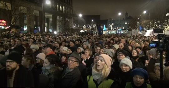 A hatalom a népé lesz! - Több ezren tüntettek a Madách téren a kormány ellen (+videó)