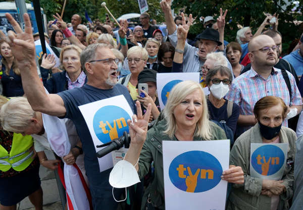 Több lengyel városban is tüntettek a TVN24 amerikai hírtévé védelmében médiaszabadság
