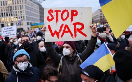 Több mint 1 millió orosz, - köztük színészek, sportolók háború ellenes is petíciót írtak alá