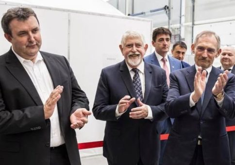 A "ciki, hogy nem működik" kínai maszkvarró gép után megérkezett a magyar lélegeztetőgép, ami nem is létezik.