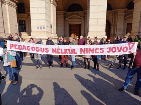 Tüntető tanárok, tüntető gazdák, szétcsúszó esélyek SZÉTCSÚSZÓ MAGYARORSZÁG