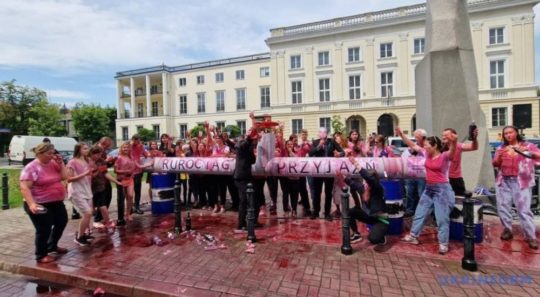 Ukrán “vér” folyt a Barátság olajvezetékből az Orbán elleni lengyel tüntetésen