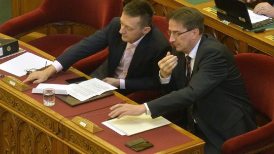 A végrehajtók elnöke egyetemi vizsgákat intézett Völner rokonának és Rogán kabinetfőnökének
