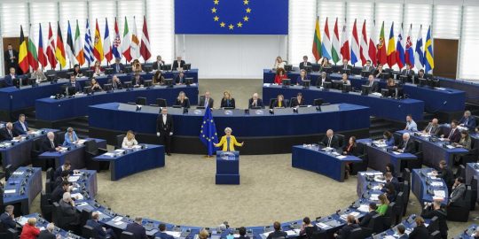 Jogállamiság: EP-képviselők sürgetik a Bizottságot, hogy a kötelezettségszegési eljárásoktól a pénzmegvonásig minden eszközt vessen be