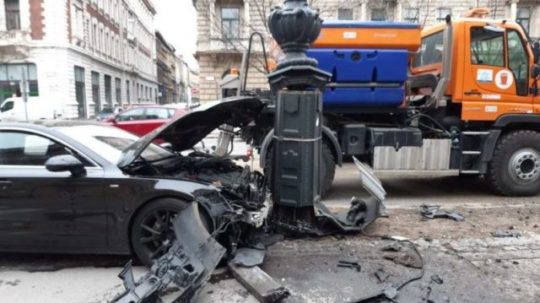Vitray Tamás autó balesetet okozott, porrá tört az autója Volvóval közlekedett
