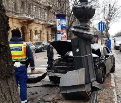 Vitray Tamás autó balesetet okozott, porrá tört az autója Volvóval közlekedett