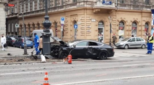 Vitray Tamás autó balesetet okozott, porrá tört az autója Volvóval közlekedett
