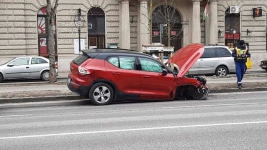Vitray Tamás autó balesetet okozott, porrá tört az autója Volvóval közlekedett
