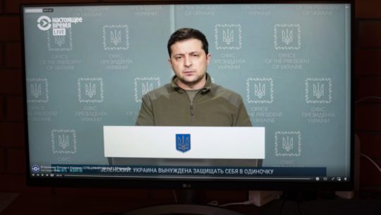 Zelenszkij az elkövetkező órákban várható az orosz támadás Kijevvel szemben