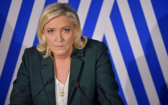 egy magyar bank fizeti Marine Le Pen elnökválasztási kampányát, van itt pénz még kérni sem kell