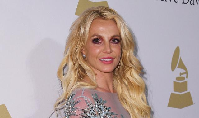 én seggem Britney Spears most pucér fenekét mutatta