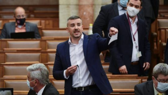 házamat is elvehetik, de a hazámat nem adom, nem törnek meg sem a köpcösök, sem a bajszosok