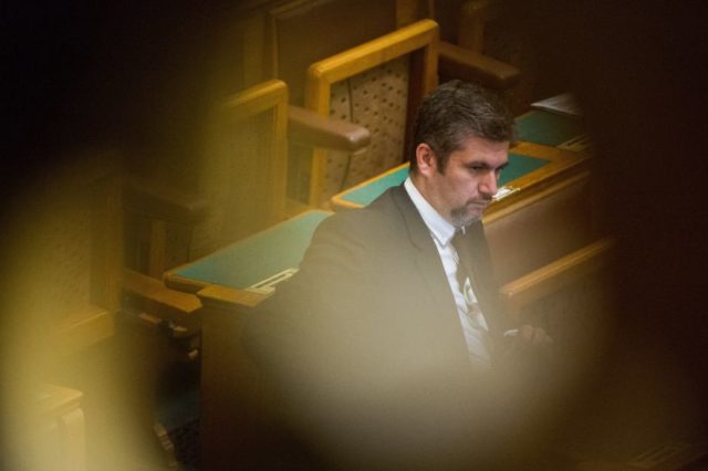 lepusztult, szétlopott MÁV még szemtelen és pökhendi is határozottan minősíti Hadházy