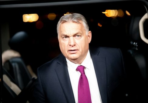 „Orbán, biztos vagy benne?” – a miniszterelnöknek üzentek külföldi színészek a Nemzeti Színház színpadán
