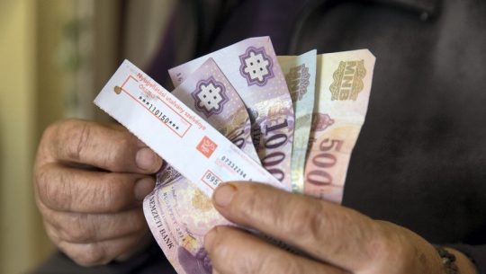 A nyugdíjasoknak még az idei évre is kell egy plusz emelés