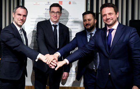 önkormányzatok kapják gazdasági mentőcsomag felét,
