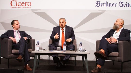 Orbán orosz népirtást, tömeggyilkosságokat háborús bűnösöket
