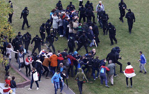 parancsára ütik-vágják a békés embereket, erőszak gyilkosságok önkény lukasenka.jpg