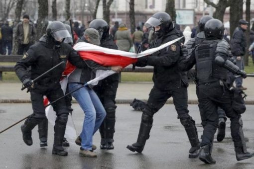 parancsára ütik-vágják a békés embereket, erőszak gyilkosságok önkény lukasenka.jpg
