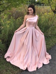 női fehérnemű divat, trendi divat, selyem szexis hálóruha, csodálatos nők lányok, fehérnemű divat bemutató,