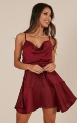 női fehérnemű divat, trendi divat, selyem szexis hálóruha, csodálatos nők lányok, fehérnemű divat bemutató,