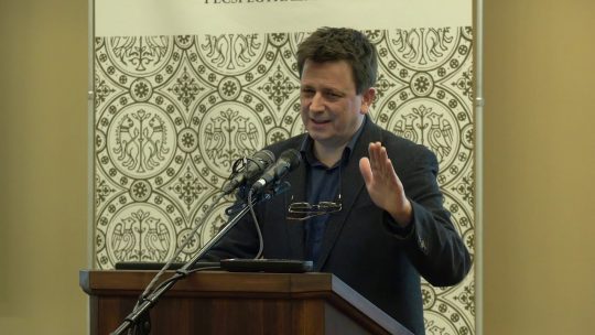 „A stíluson lehet javítani, de a szervilizmuson nem nagyon” – a slammelő diáklány mellett kiálló pécsi dékán az RTL-nek